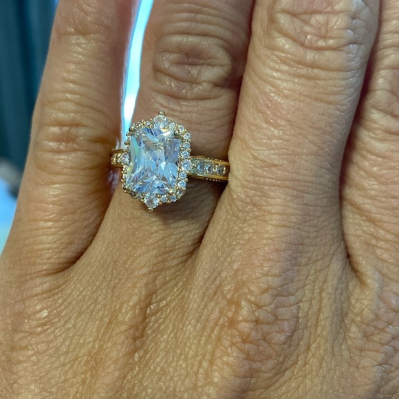 Gold Tone Cocktail / Engagement Ring - Zircon - NEW - size 6 - Picture 1 of 7